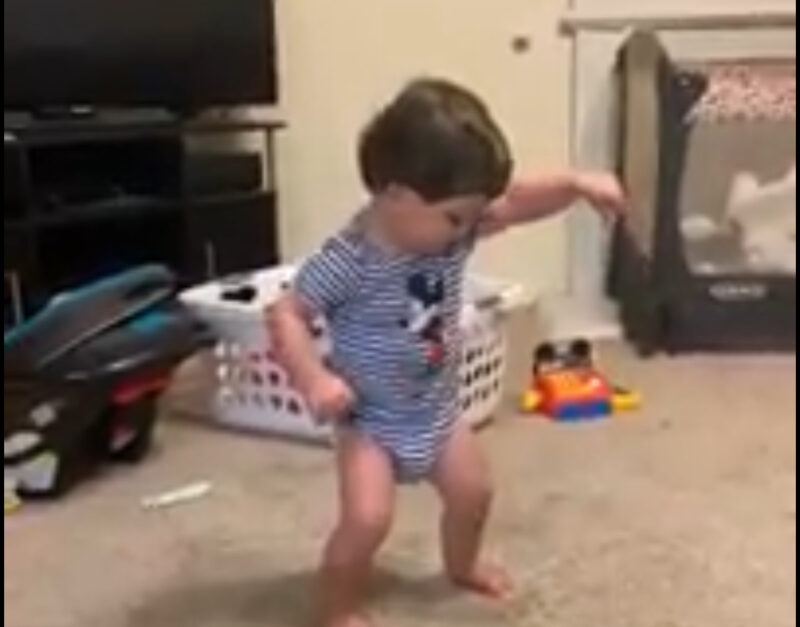 Un bebé aprende a caminar; una semana después, se vuelve viral por su desafío de baile en línea