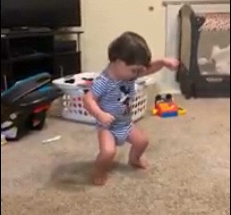 Un bebé aprende a caminar; una semana después, se vuelve viral por su desafío de baile en línea