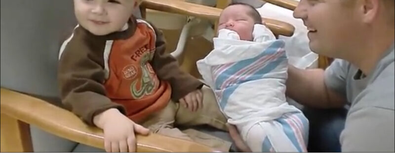 Qué hermoso momento para capturar en video. Trevin conoce al hermanito Carson
