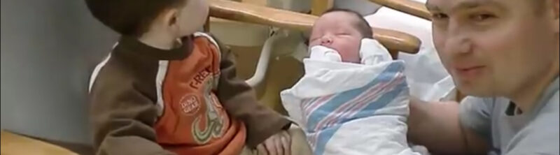 Qué hermoso momento para capturar en video. Trevin conoce al hermanito Carson