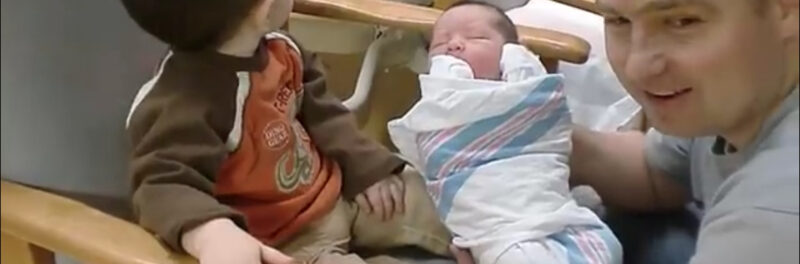 Qué hermoso momento para capturar en video. Trevin conoce al hermanito Carson