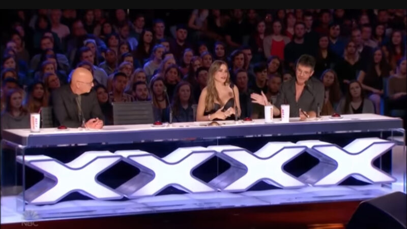 Esto nunca volverá a suceder, Simon Cowell y el público están simplemente asombrados por la canción de esta chica.