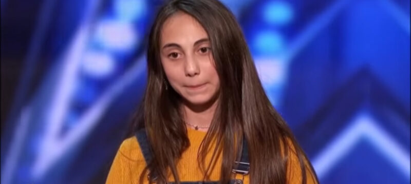 Esto nunca volverá a suceder, Simon Cowell y el público están simplemente asombrados por la canción de esta chica.
