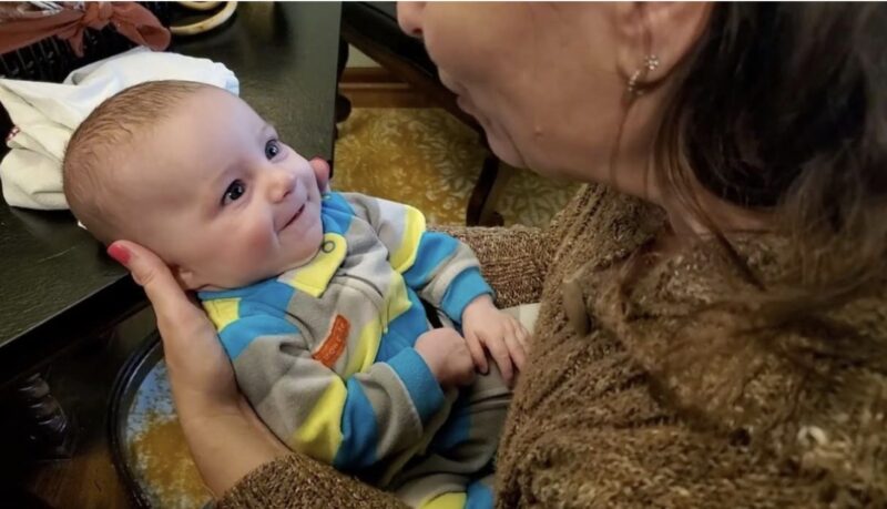 ¡Dulzura del día! Un bebé de 3 meses mejora el cumpleaños de su abuela