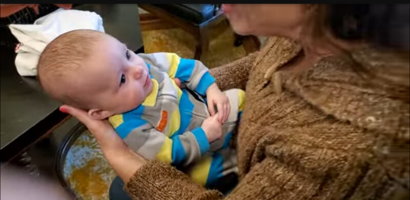 ¡Dulzura del día! Un bebé de 3 meses mejora el cumpleaños de su abuela