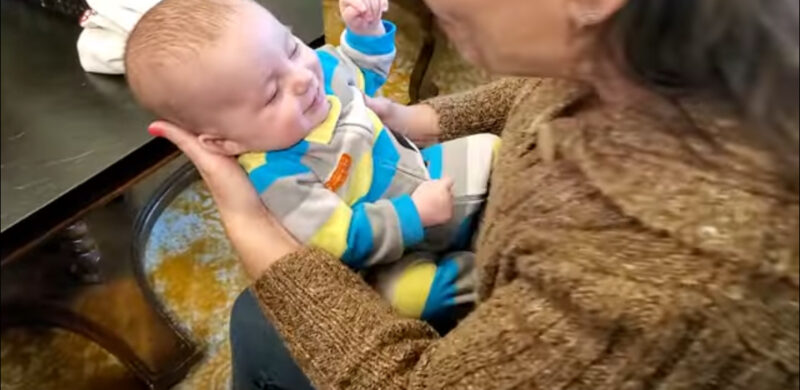 ¡Dulzura del día! Un bebé de 3 meses mejora el cumpleaños de su abuela