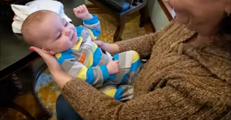¡Dulzura del día! Un bebé de 3 meses mejora el cumpleaños de su abuela