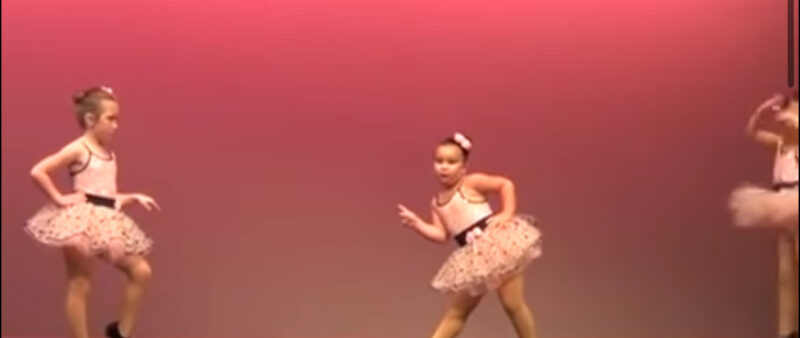 La niña en el recital de baile no está de acuerdo y su reacción es absolutamente hilarante