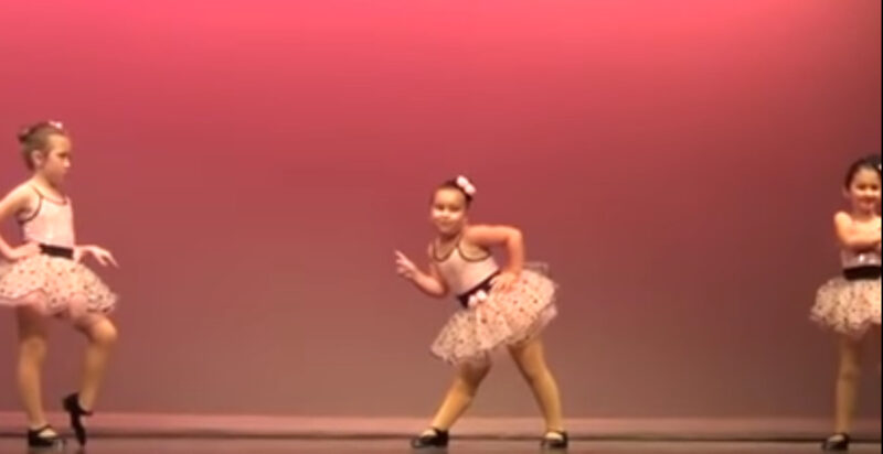 La niña en el recital de baile no está de acuerdo y su reacción es absolutamente hilarante