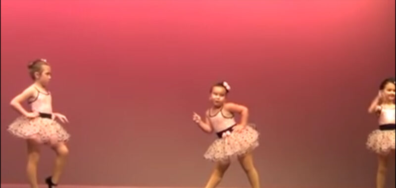La niña en el recital de baile no está de acuerdo y su reacción es absolutamente hilarante