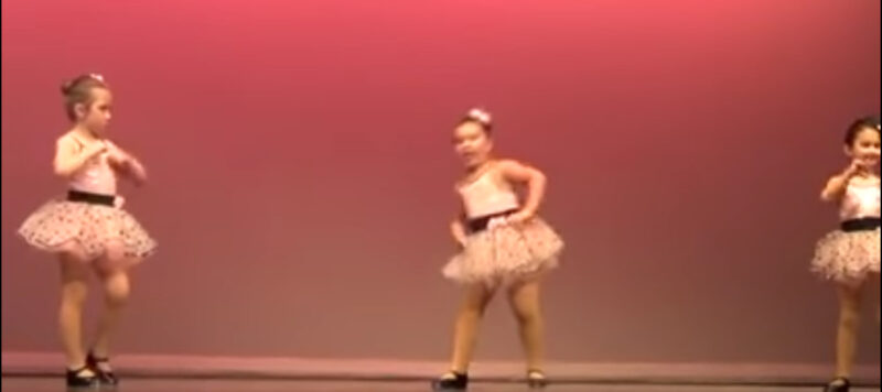 La niña en el recital de baile no está de acuerdo y su reacción es absolutamente hilarante