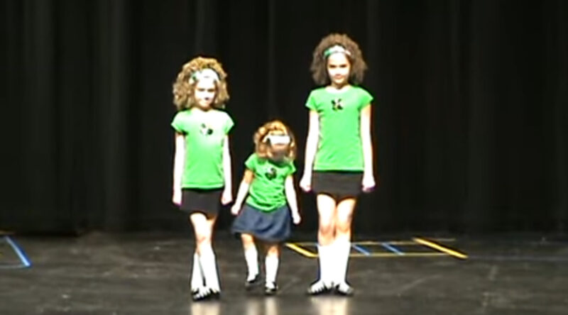 Espectáculo de danza irlandesa Fast Reel a cargo de tres chicas muy talentosas. ¡Te alegrarán el día!