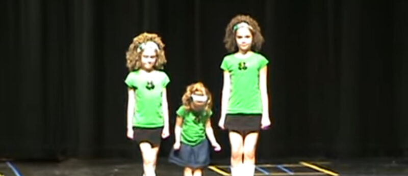 Espectáculo de danza irlandesa Fast Reel a cargo de tres chicas muy talentosas. ¡Te alegrarán el día!