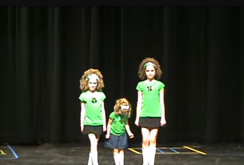 Espectáculo de danza irlandesa Fast Reel a cargo de tres chicas muy talentosas. ¡Te alegrarán el día!