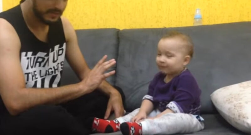 Mamá graba la divertida primera palabra del bebé y Internet está en puntadas