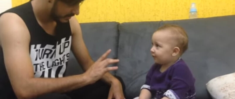 Mamá graba la divertida primera palabra del bebé y Internet está en puntadas