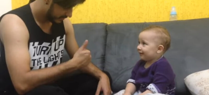 Mamá graba la divertida primera palabra del bebé y Internet está en puntadas