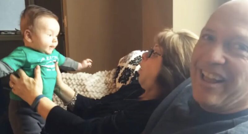 Papá intenta cantar. ¡Por eso amo a los bebés!