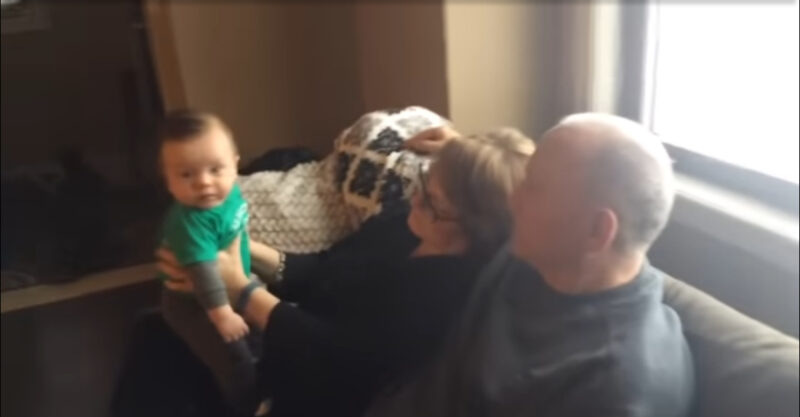Papá intenta cantar. ¡Por eso amo a los bebés!