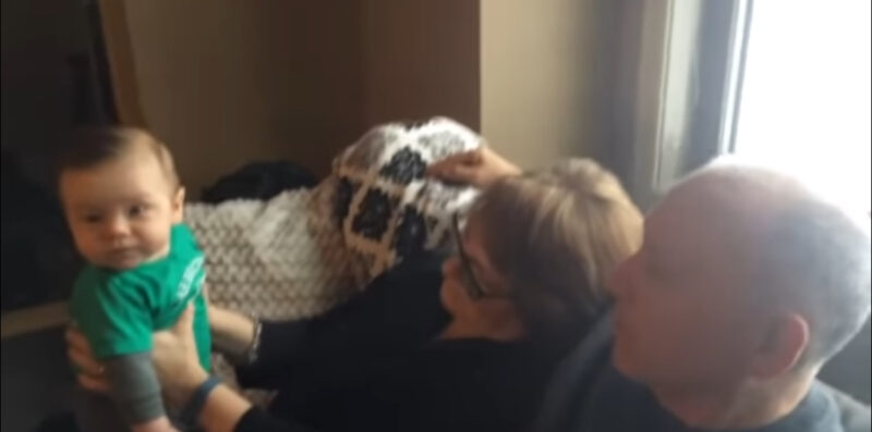 Papá intenta cantar. ¡Por eso amo a los bebés!