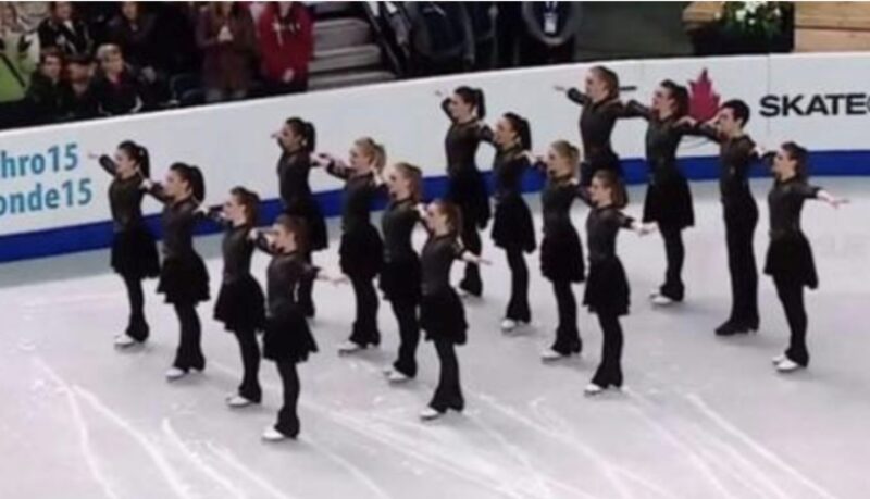 Los patinadores se alinean en perfecta formación, pero luego comienza la música y el público se vuelve loco