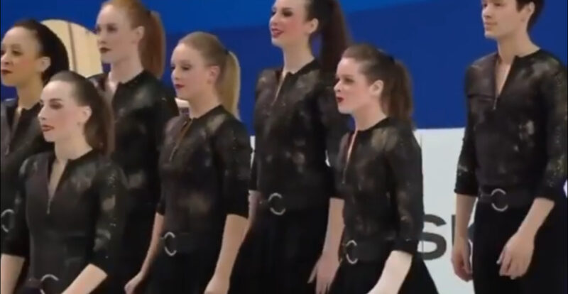 Los patinadores se alinean en perfecta formación, pero luego comienza la música y el público se vuelve loco