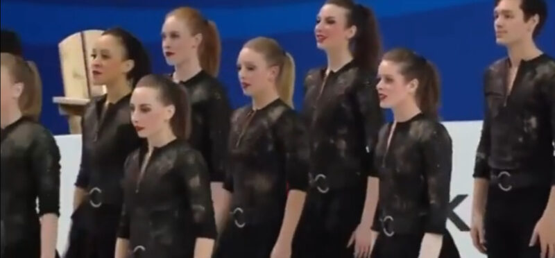 Los patinadores se alinean en perfecta formación, pero luego comienza la música y el público se vuelve loco