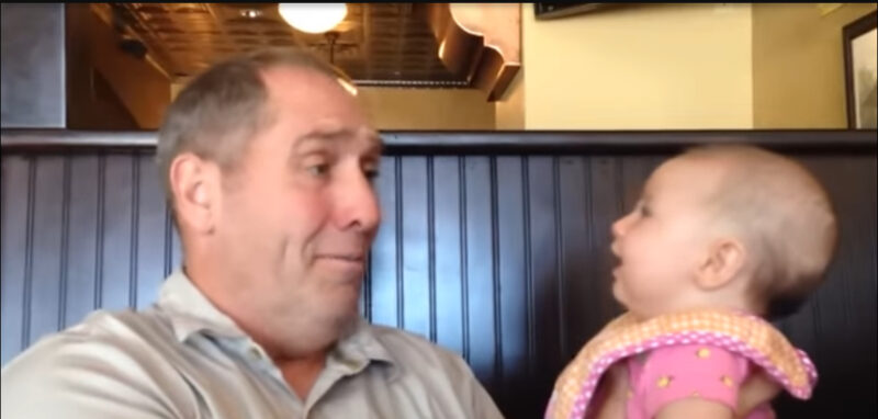 La conversación más linda entre bebé y abuelo…