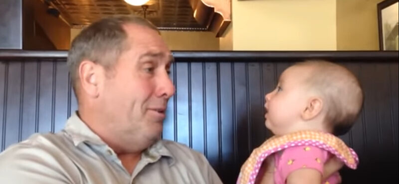 La conversación más linda entre bebé y abuelo…