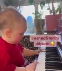 Un bebé de 17 meses que toca el piano podría ser el futuro Mozart