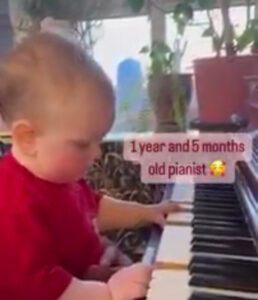 Un bebé de 17 meses que toca el piano podría ser el futuro Mozart