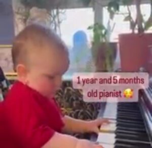 Un bebé de 17 meses que toca el piano podría ser el futuro Mozart
