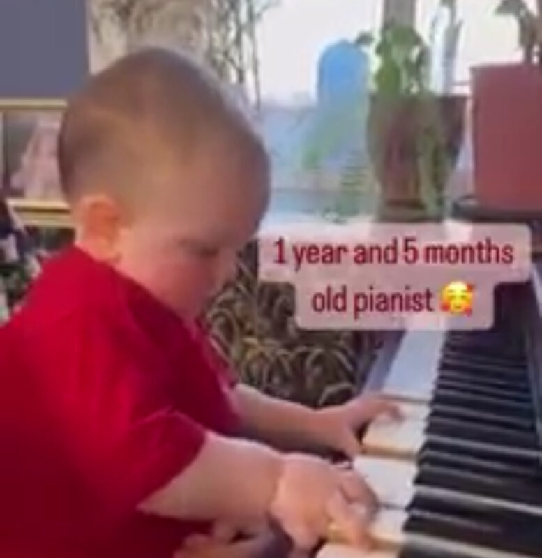 Un bebé de 17 meses que toca el piano podría ser el futuro Mozart