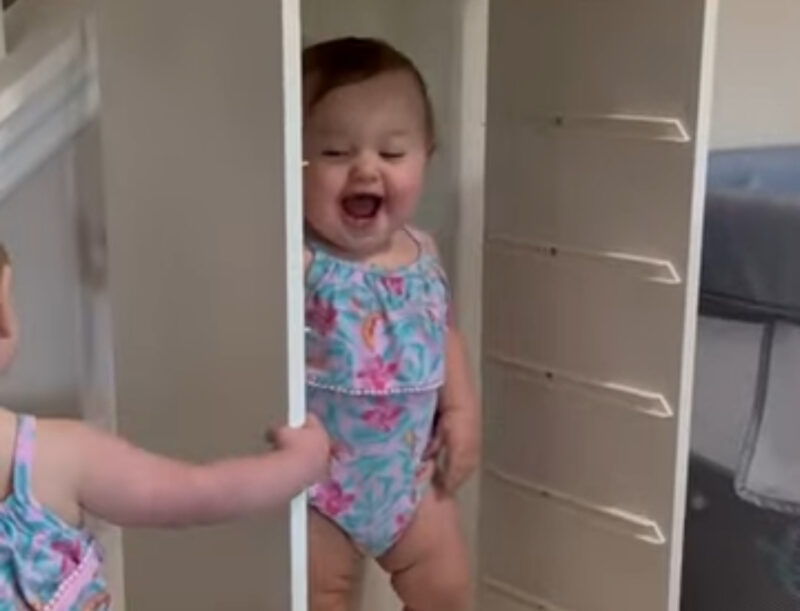 Lindas gemelas jugando y riendo entre ellas