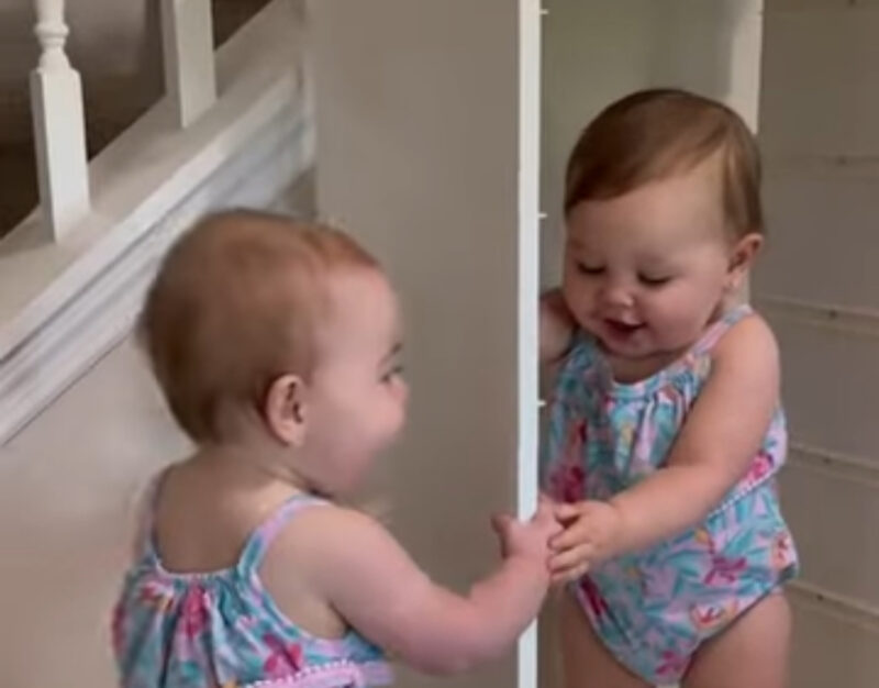Lindas gemelas jugando y riendo entre ellas