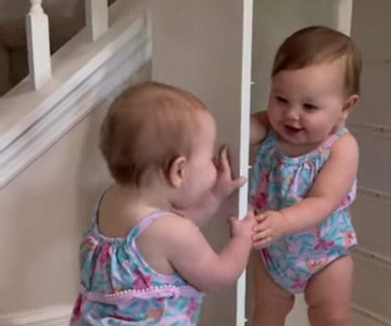 Lindas gemelas jugando y riendo entre ellas