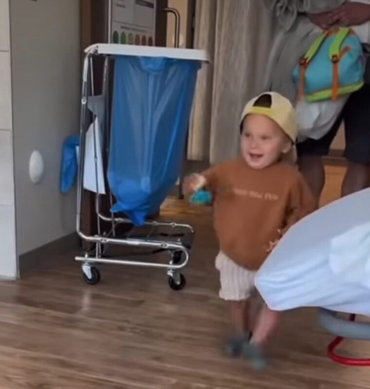 Las palabras más puras “Te amo”: la sorprendente reacción del niño al conocer a su hermanita recién nacida
