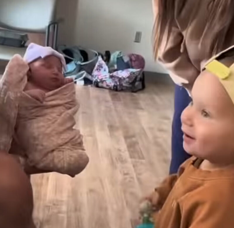 Las palabras más puras “Te amo”: la sorprendente reacción del niño al conocer a su hermanita recién nacida