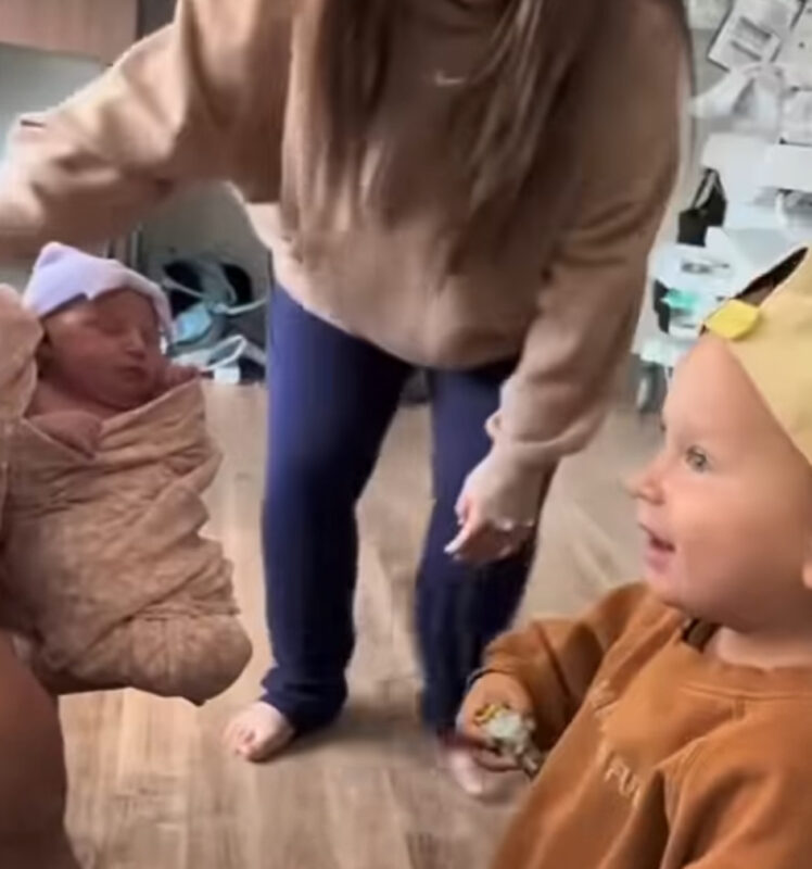Las palabras más puras “Te amo”: la sorprendente reacción del niño al conocer a su hermanita recién nacida