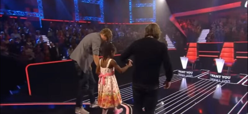 ¡Esto es irreal! Al escuchar la fantástica voz de la pequeña, los miembros del jurado se arrodillaron ante ella.