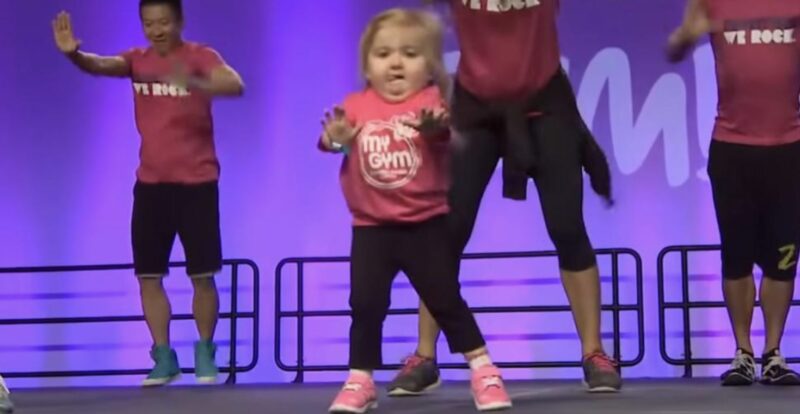 El baile de Zumba más lindo que jamás hayas visto. La pequeña se robó la atención y el corazón de todos