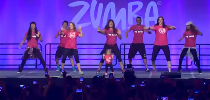 El baile de Zumba más lindo que jamás hayas visto. La pequeña se robó la atención y el corazón de todos