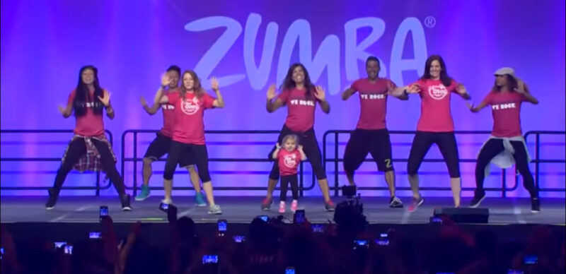 El baile de Zumba más lindo que jamás hayas visto. La pequeña se robó la atención y el corazón de todos