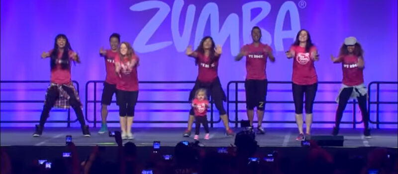 El baile de Zumba más lindo que jamás hayas visto. La pequeña se robó la atención y el corazón de todos