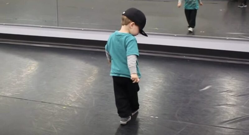 Un niño de dos años capturó los corazones de la multitud con un baile hip-hop. ¡Mira su increíble baile!