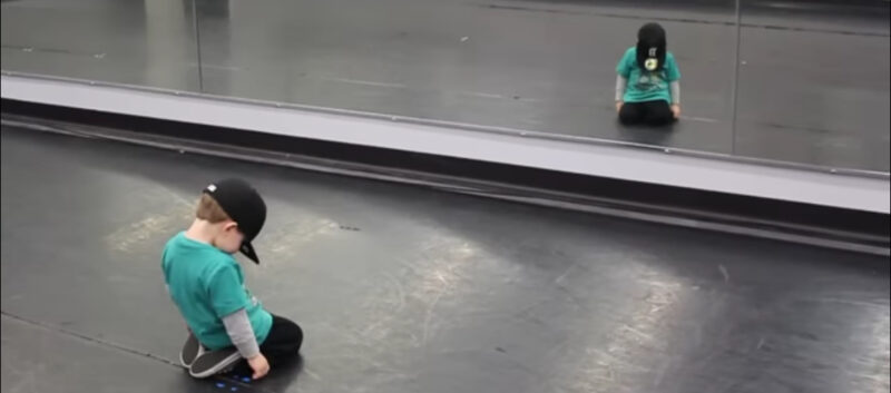 Un niño de dos años capturó los corazones de la multitud con un baile hip-hop. ¡Mira su increíble baile!