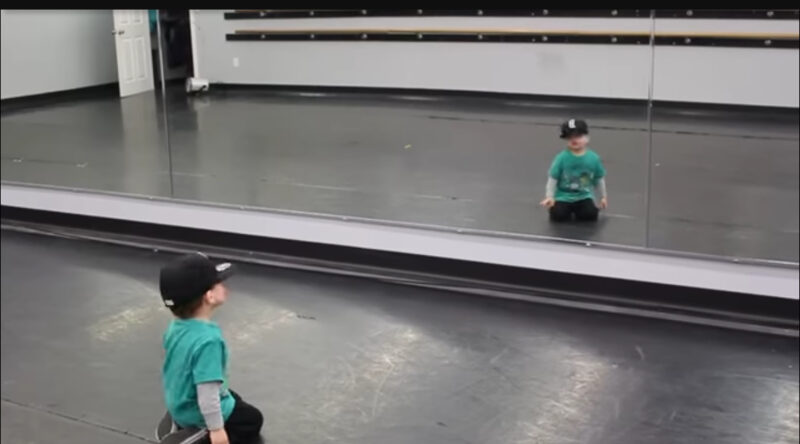 Un niño de dos años capturó los corazones de la multitud con un baile hip-hop. ¡Mira su increíble baile!