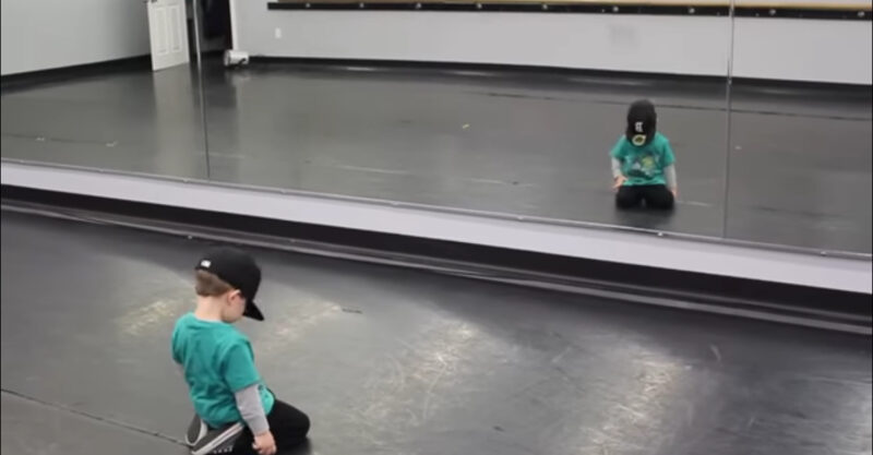 Un niño de dos años capturó los corazones de la multitud con un baile hip-hop. ¡Mira su increíble baile!