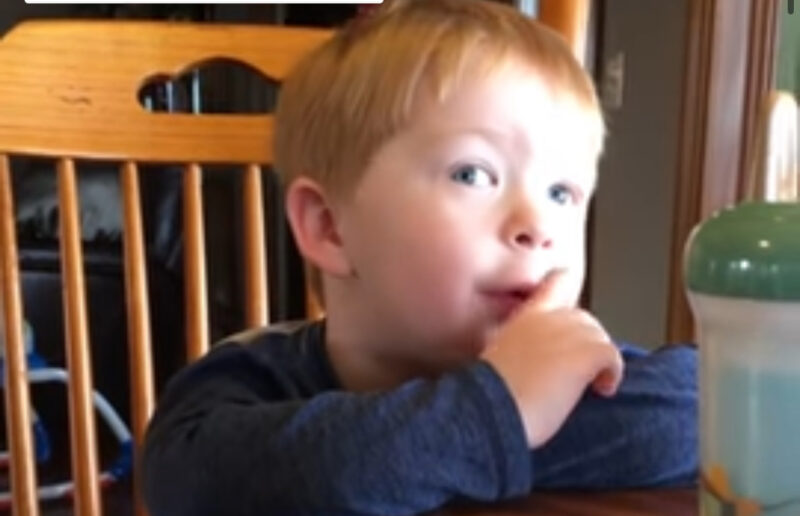 Un niño pequeño con un acento sureño adorablemente marcado mira a la abuela y le pregunta: "Soy pobre, ¿no?"