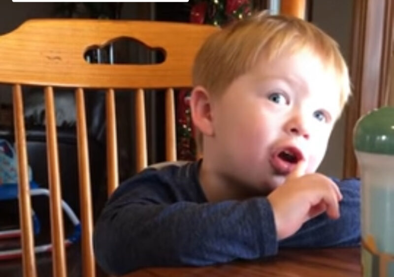 Un niño pequeño con un acento sureño adorablemente marcado mira a la abuela y le pregunta: "Soy pobre, ¿no?"